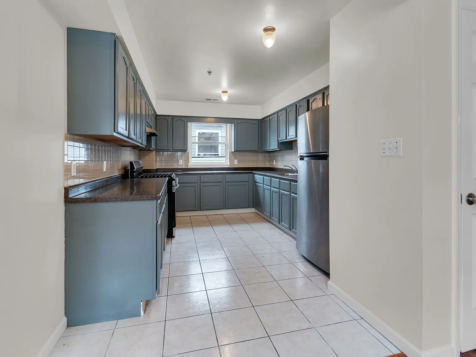 4 bed, $2,900 — Photo 2