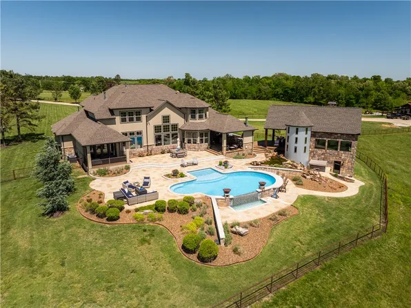 887 E 1st St, Gentry, AR 72734