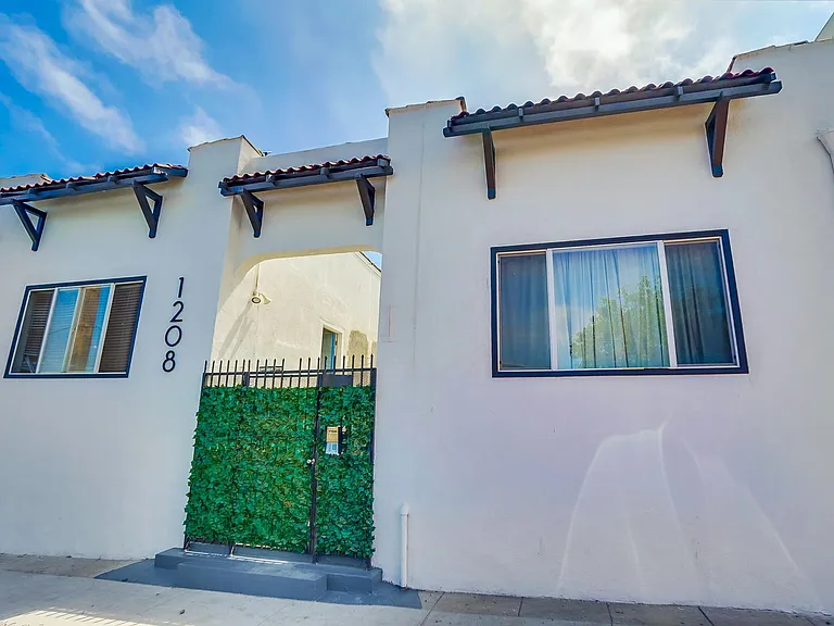 1208 Daisy Avenue — Photo 2