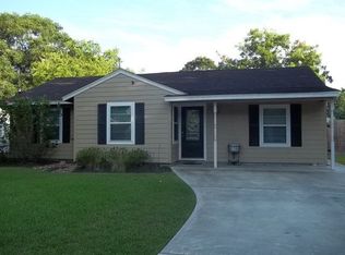 916 Robinhood Ln, Angleton, TX 77515