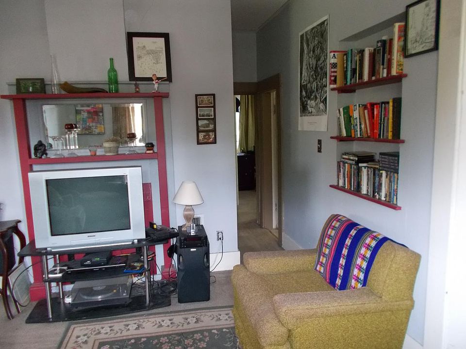 Living Room 2520B Glenmawr Avenue