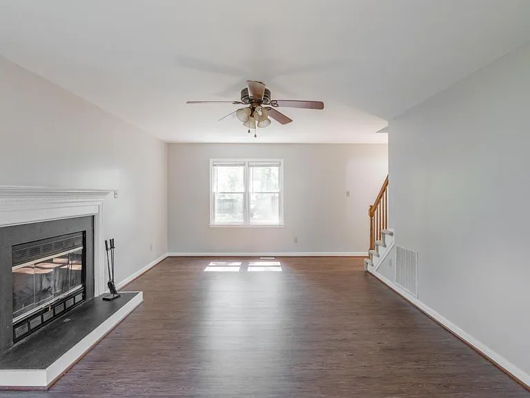 8915 Castle Point Dr — Photo 15