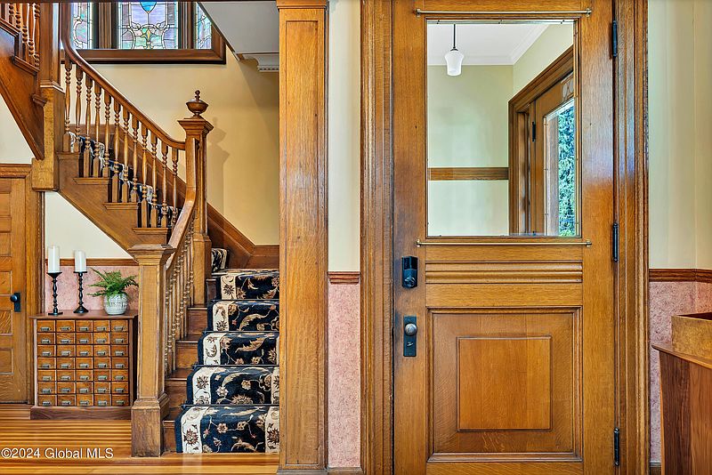 4th image of 68 Maple Avenue