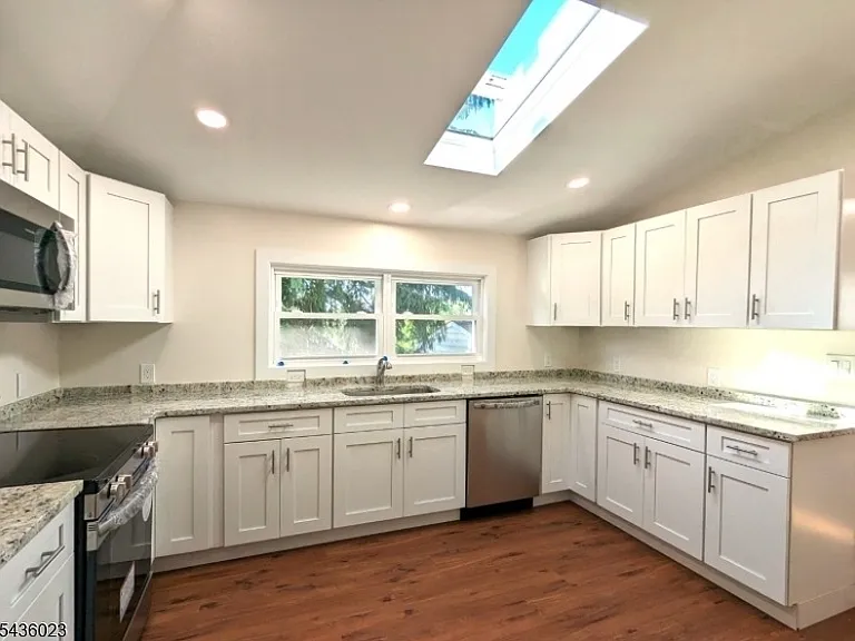 439 Victory Ave — Photo 2