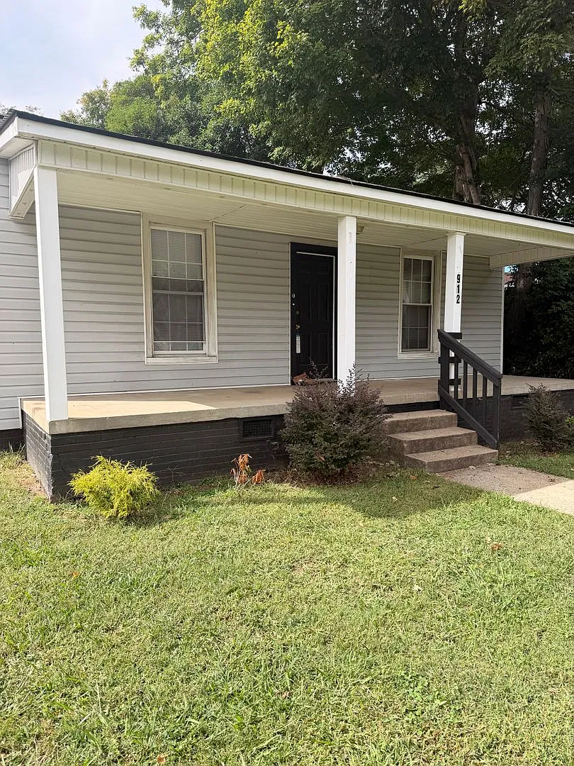 Three bedroom, 1 bath house in Graham — Photo 1