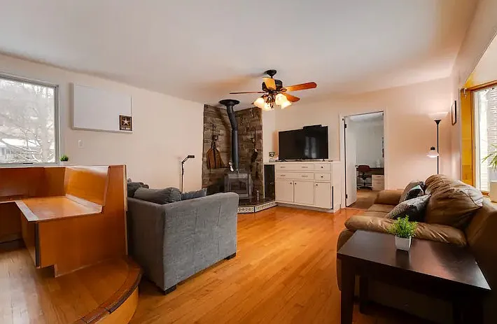 3 bed, 1.5 bath, 2152 sqft, $4,000 — Photo 2