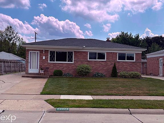 3rd image of 22024 Evergreen St