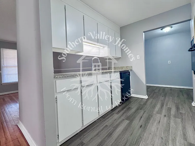 305 Sparta St — Photo 7