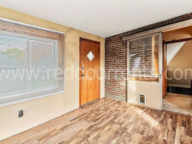 328 N Post Rd — Photo 6