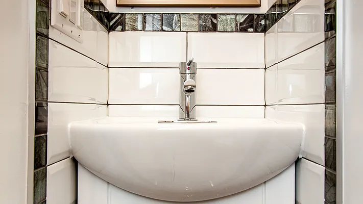 Rented by Nooklyn NYC LLC | media 44