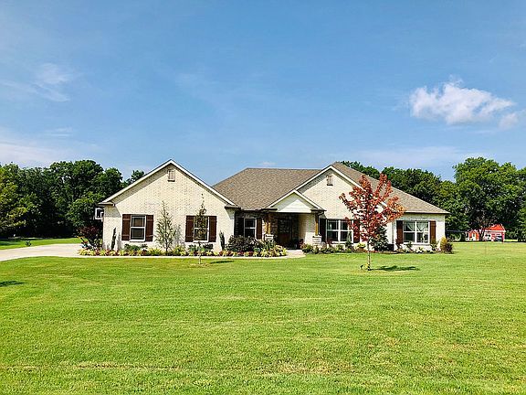 2nd image of 21820 Summerset Ct