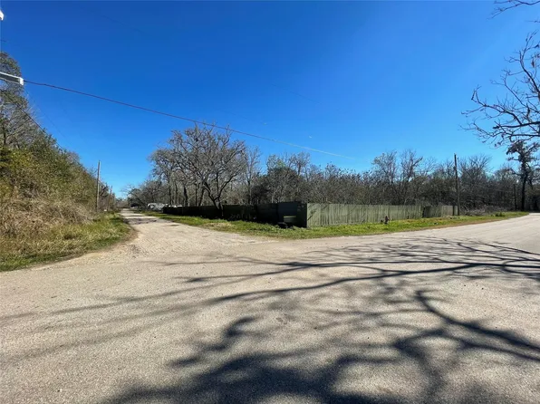 205 Sitka Dr, Holiday Lakes, TX 77515