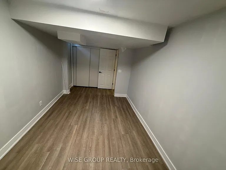 55 Purdy Cres #BASEMENT — Photo 2