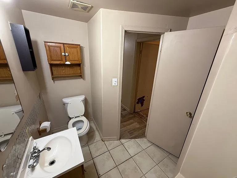 428 W Locust St — Photo 15