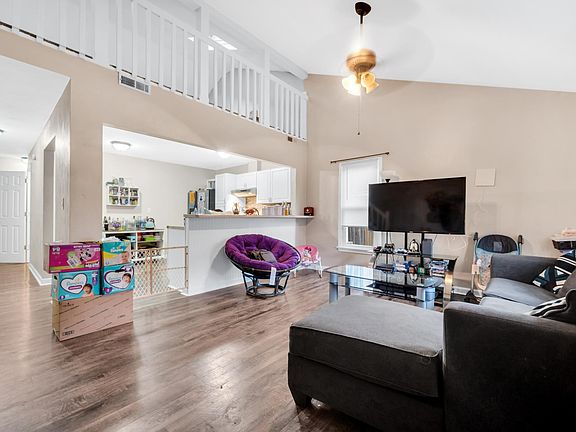 3rd image of 814 Wickford Dr