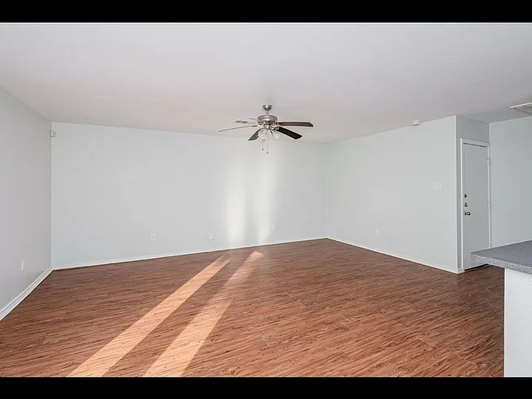 806 Rolling Ridge Dr — Photo 7