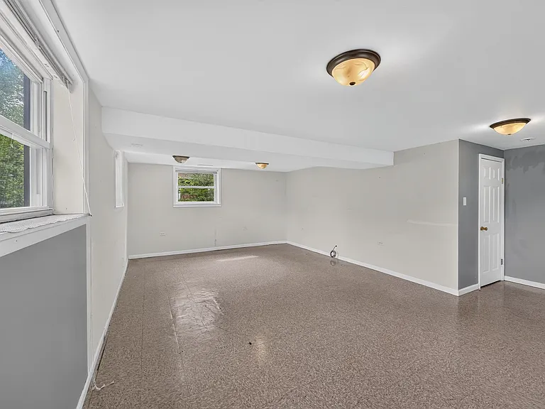 15726 Avalon Ave — Photo 11