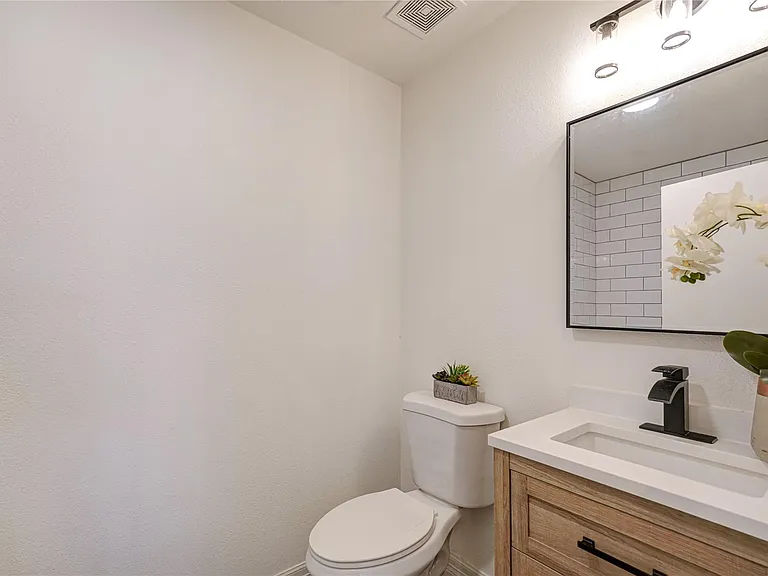1319 Elm St — Photo 40