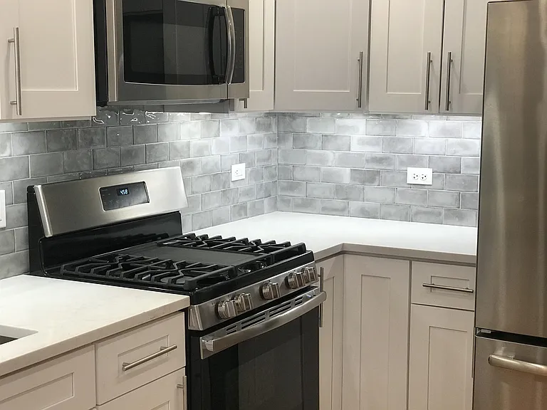846 N Hermitage Ave — Photo 2