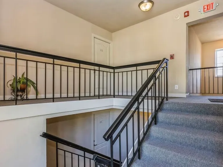 313 Grandview Ct — Photo 3