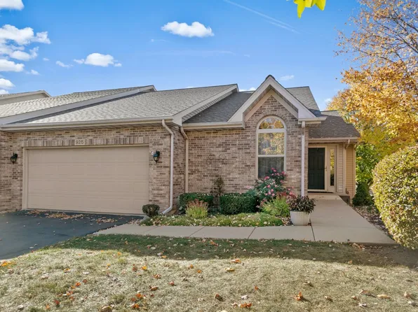 925 Foxpointe Dr, Sycamore, IL 60178