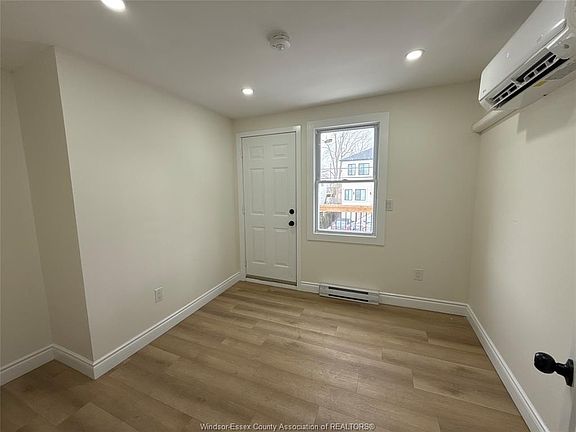 5th image of 786 Chatham St E #2