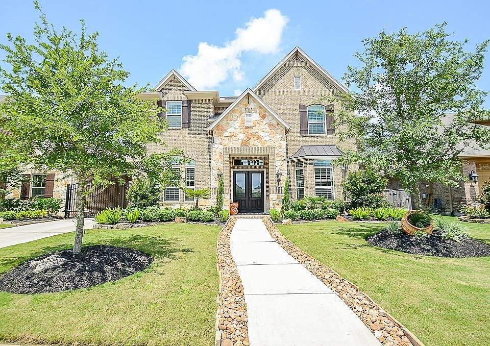 Breathtaking 5 bedroom home in immaculate condition!