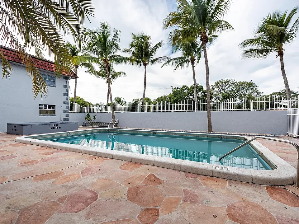 760 SW 8th St #4