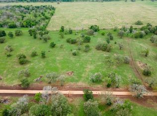 425 Valley Oaks Dr, Van Vleck, TX 77482