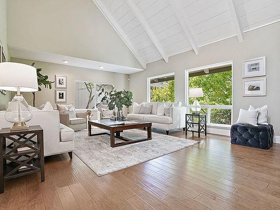 5th image of 731 Jacaranda Cir
