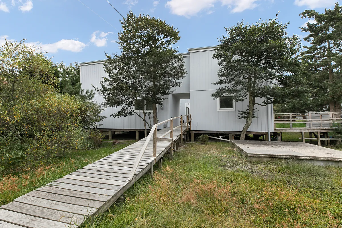 Building Photo - 54 Thompson Ave #54