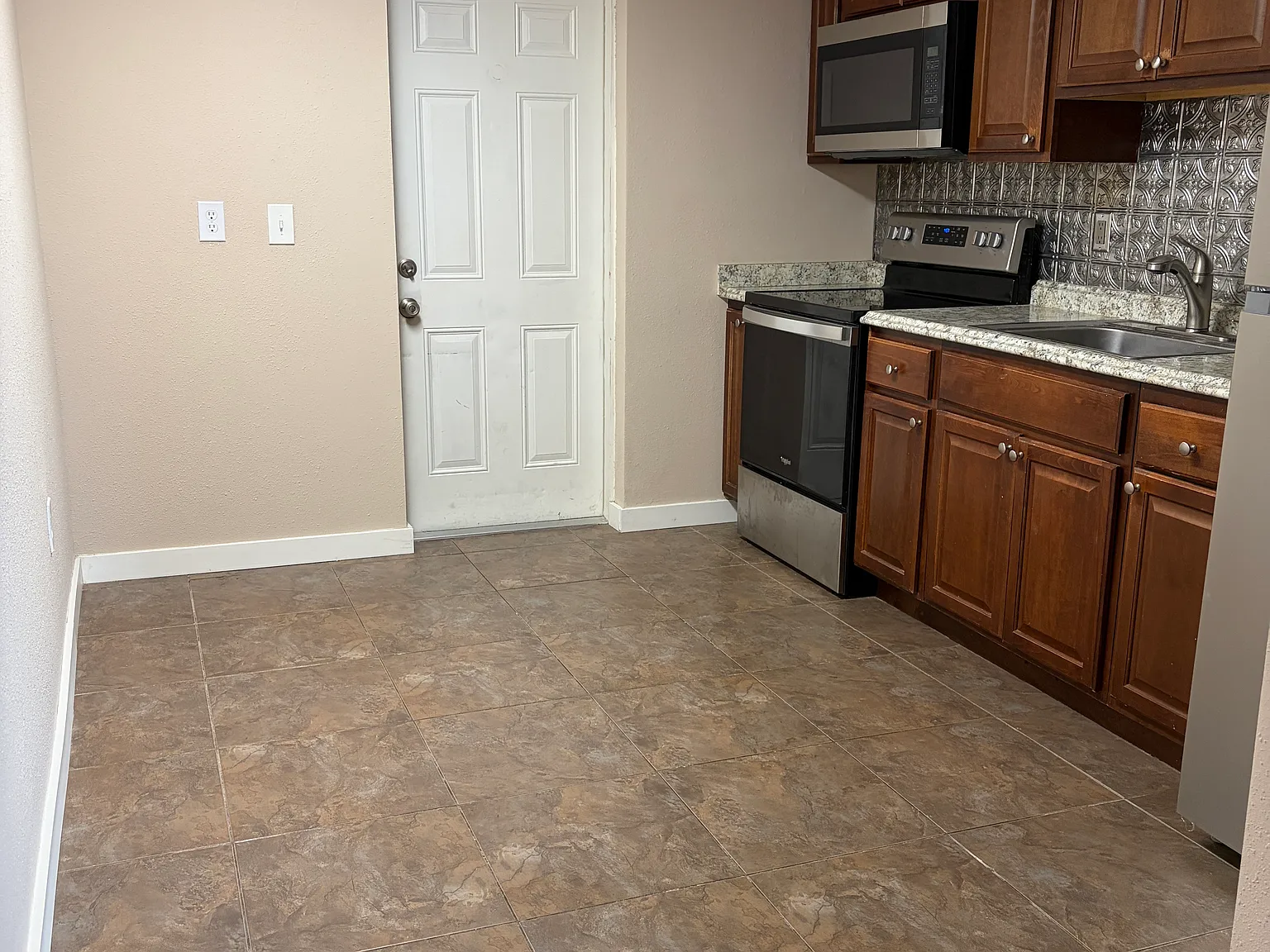 2 bed, 737 sqft, $1,300 — Photo 4