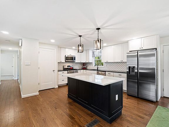 3rd image of 425 Lorlita Ln