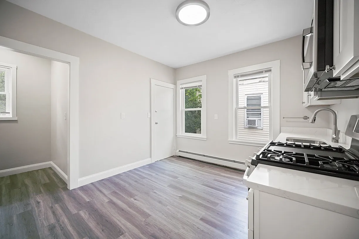 3 bed, 1300 sqft, $2,950 — Photo 2