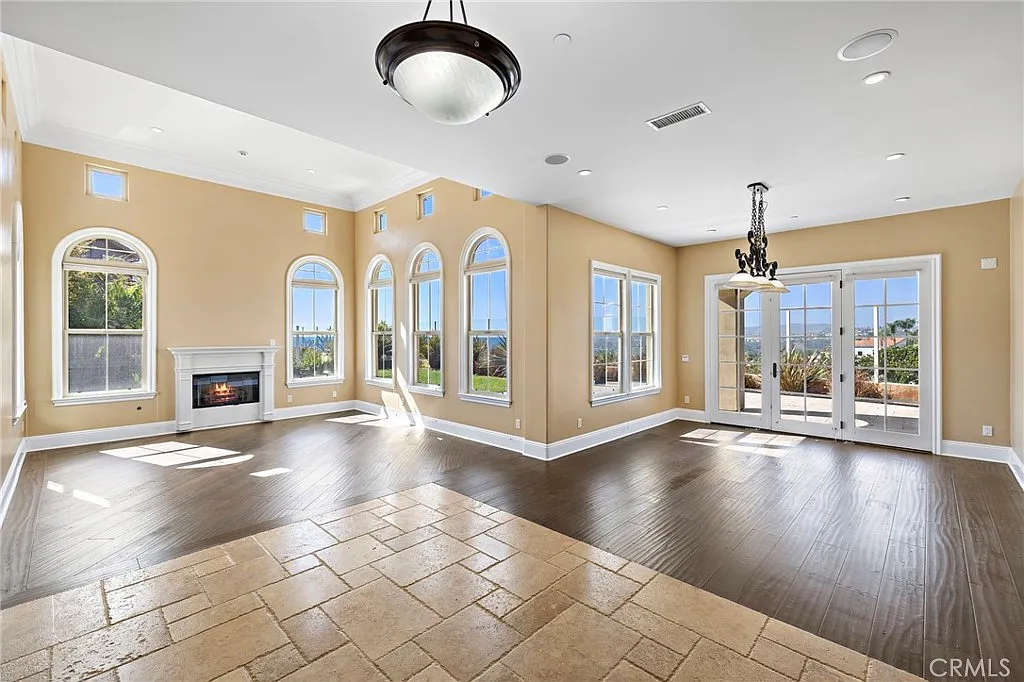 5 bed, 5.5 bath, 3761 sqft, $8,900 — Photo 3
