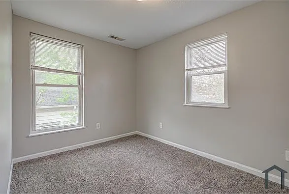 1915 Woodlawn Ave — Photo 17