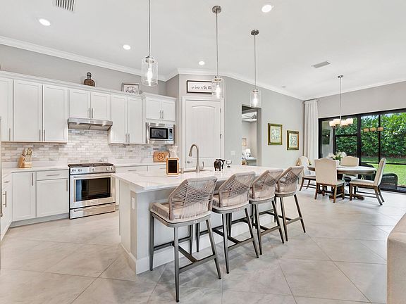 5th image of 572 SE Villandry Way