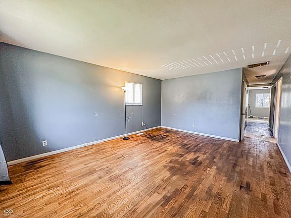 4th image of 2433 Winfield Ave