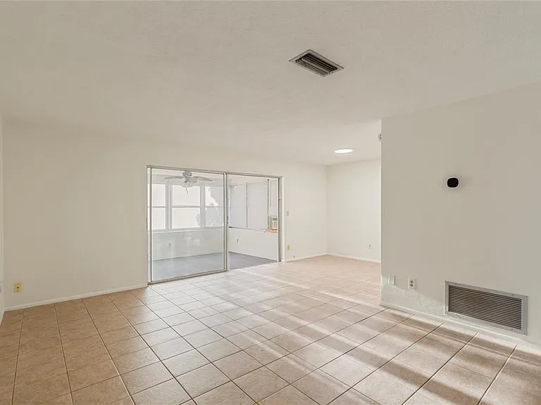 1248 Lazy Lake Rd W — Photo 5