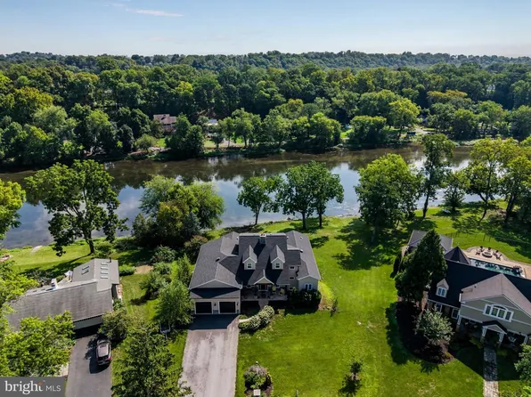 6 Creekside Ln, Camp Hill, PA 17011