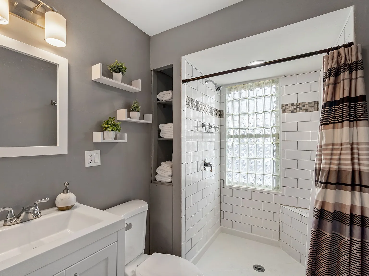 2 bed, $2,800 — Photo 3