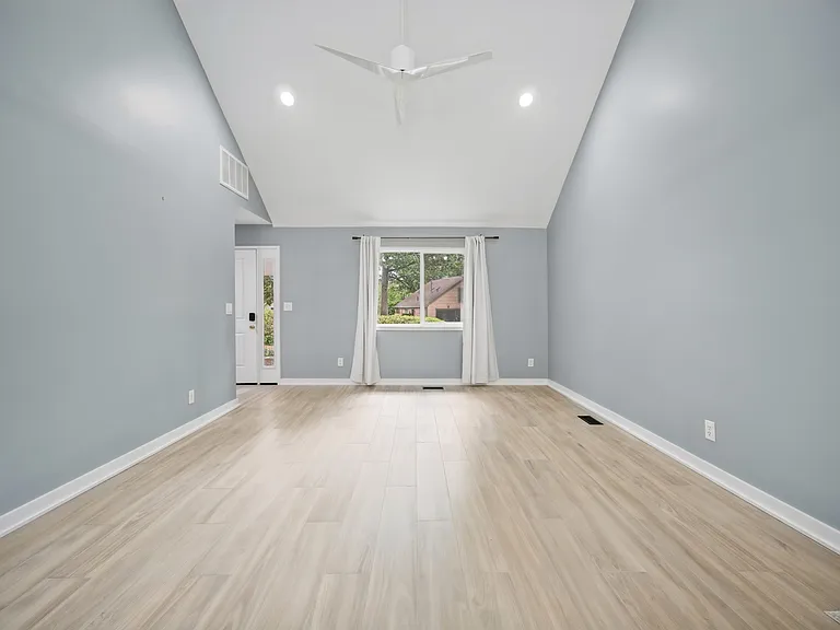 1044 Commodore Dr — Photo 9