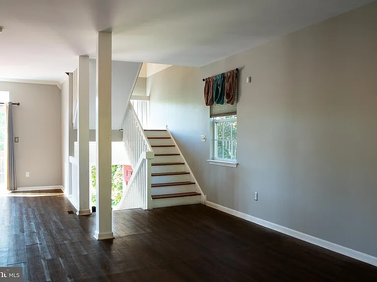 102 Thomas Ln — Photo 17