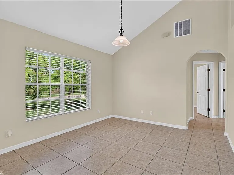 523 SE 25th Ln — Photo 4