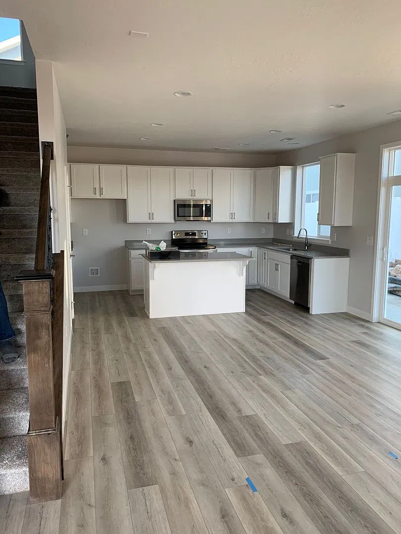 Beautiful 2021 home with fenced yard — Photo 2