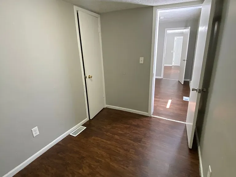556 N Clay St — Photo 4