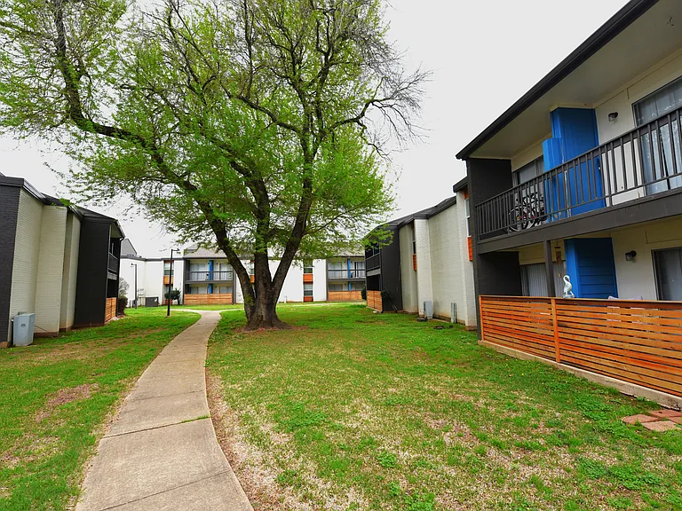 Flats on Youree — Photo 16
