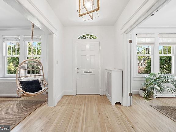 3rd image of 4006 Virgilia St