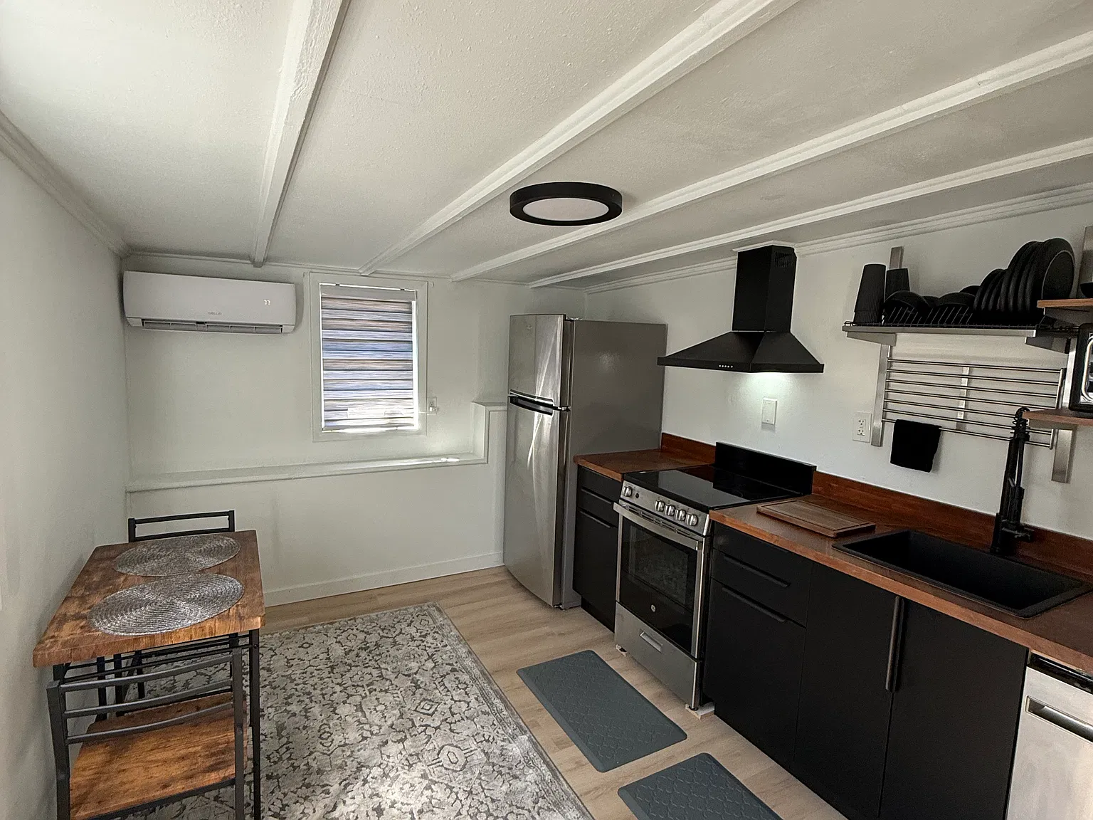1 bed, 724 sqft, $1,950 — Photo 3