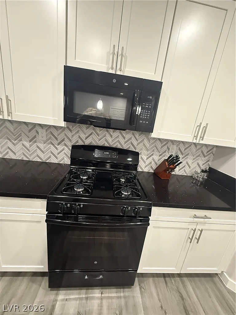 3 bed, 2.0 bath, 1326 sqft, $2,250 — Photo 3